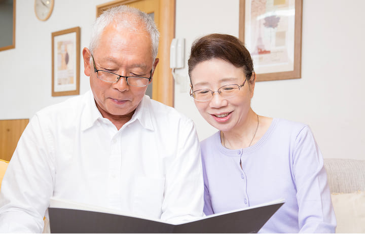 資料を見ている老夫婦のイメージ写真