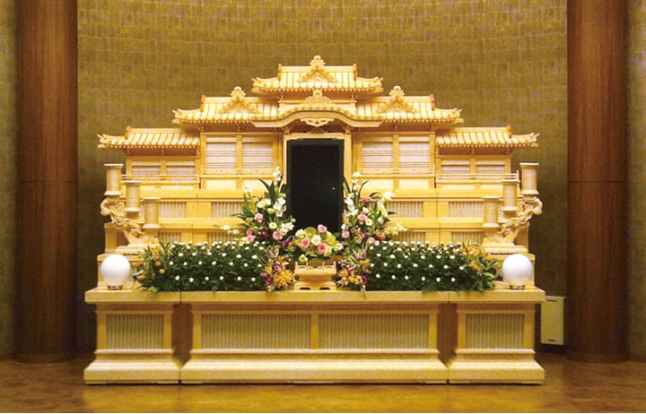 資料を見ている老夫婦のイメージ写真