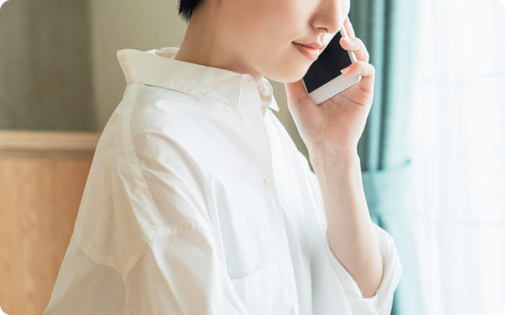 電話で相談している写真